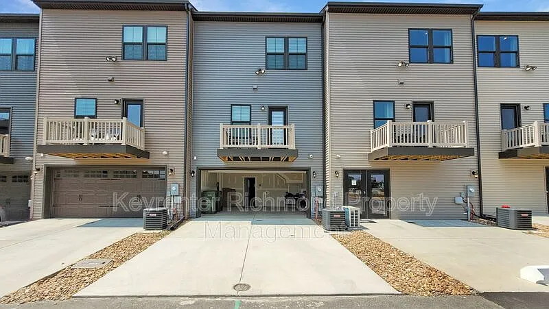 3 bed, 2.5 bath, 1741 sqft, $2,600 — Photo 2