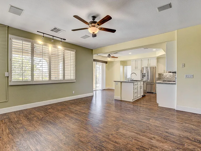 408 Silver Prairie Ct — Photo 18