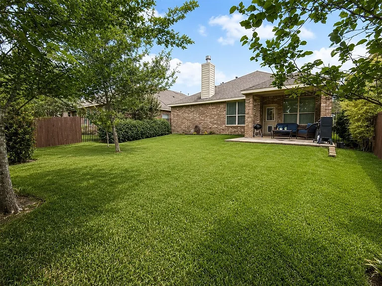 110 N Hawkhurst Cir — Photo 18