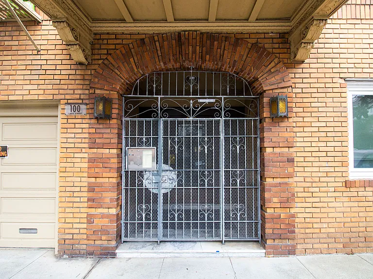100 Lake — Photo 11