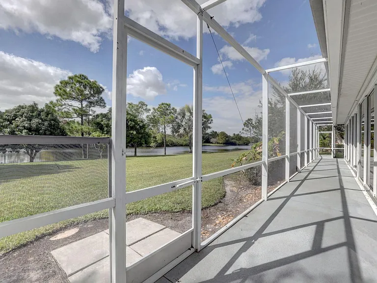 8028 Plantation Lakes Dr — Photo 44