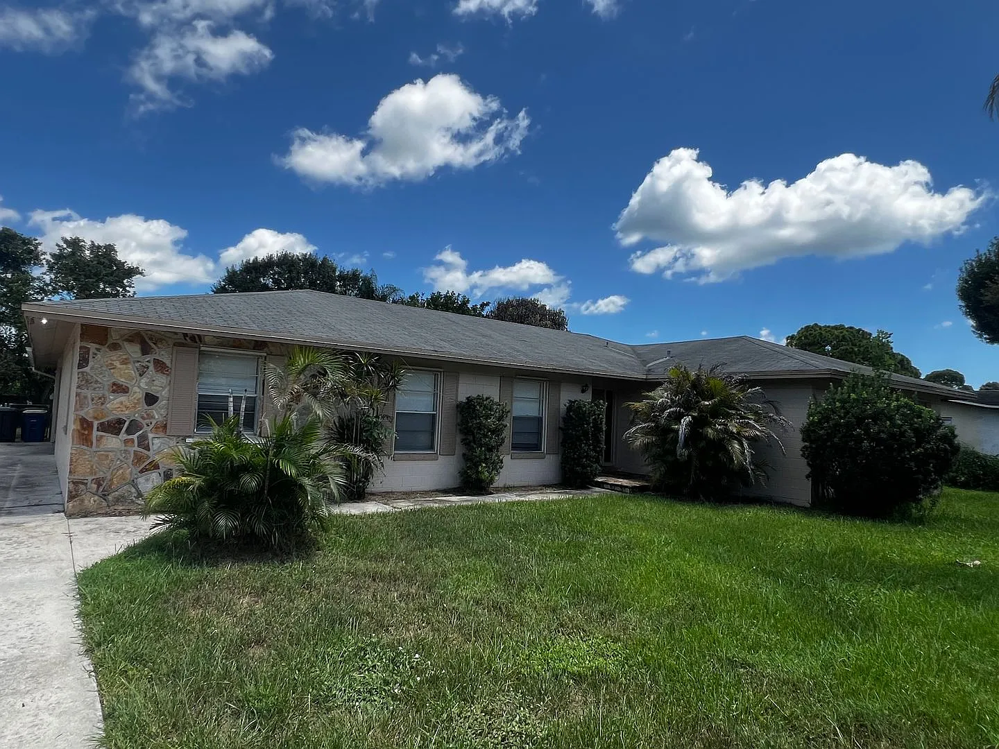 Spacious 4 Bedroom Pool Home Conveniently Located! — Photo 4