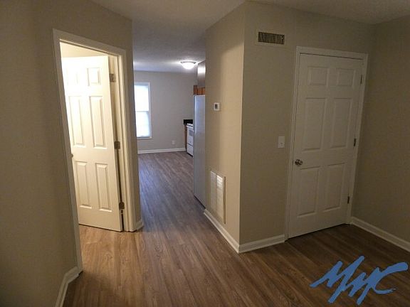 5th image of 919 E Bell St