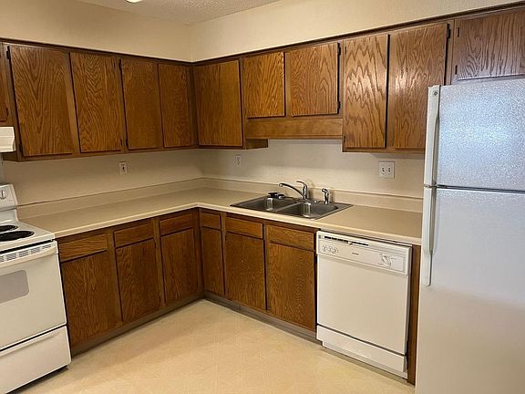 3rd image of 221 Grand Ave W APT 104