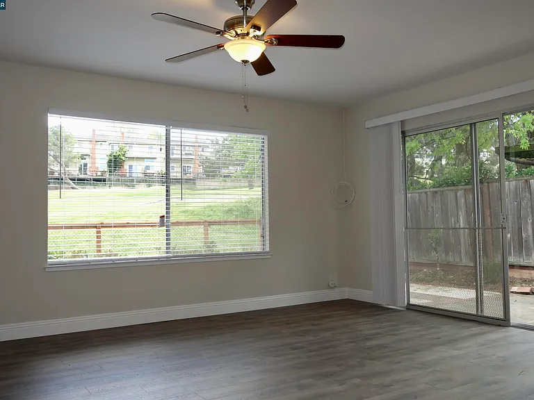 112 Marchbanks Ct — Photo 9