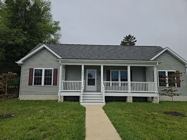 582 Railroad Ave — Photo 1