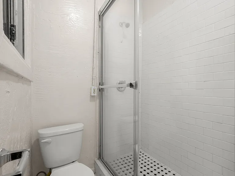 916 Georgia St — Photo 7