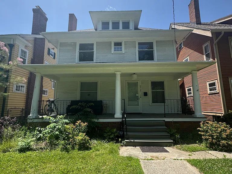2727 Robinwood Ave — Photo 1