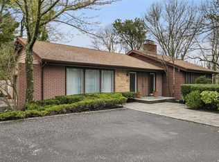 87 Grandview Ln, Smithtown, NY 11787