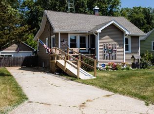 916 83rd St, Kenosha, WI 53143