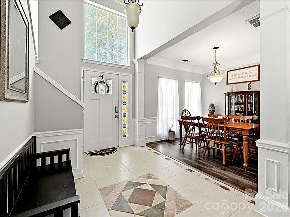 4th image of 100 Aylesbury Ln