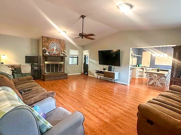 4th image of 239 Joseph Dr