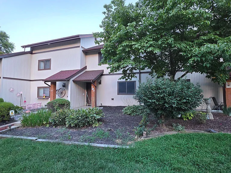 25 Village Dr — Photo 3