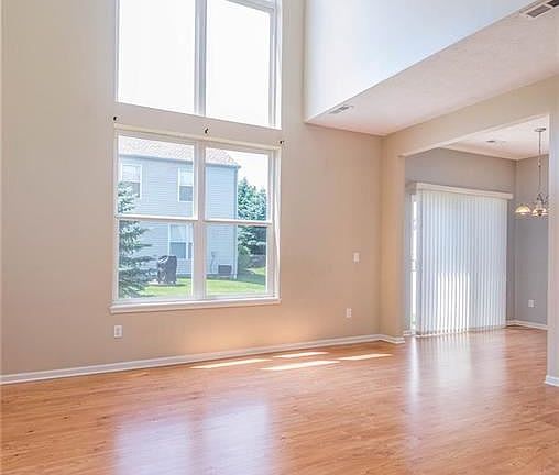 4th image of 1318 Durham Dr