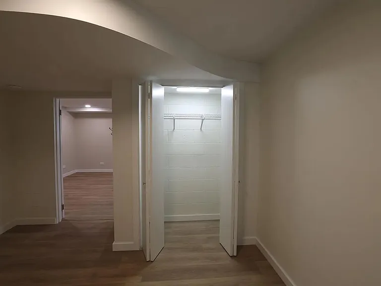 1534 N Woodburn Ave — Photo 12