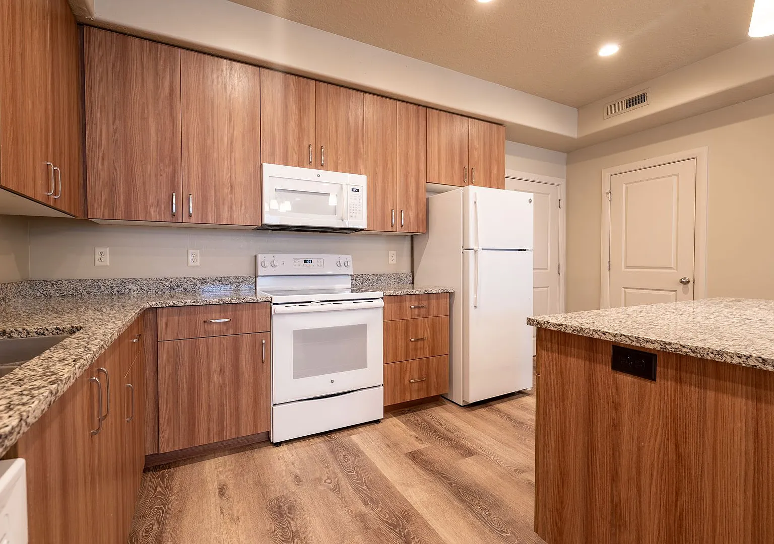 Available Now! 3bed 2 bath home for rent, small dog allowed! — Photo 3