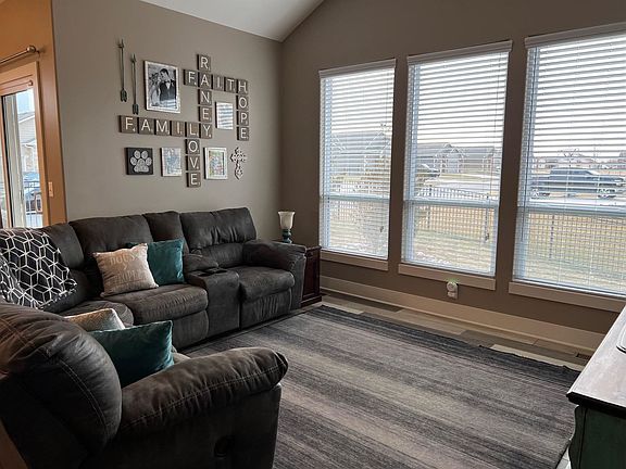 2nd image of 1101 N Lake Edge Dr