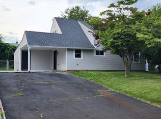 85 Wildflower Rd, Levittown, PA 19057