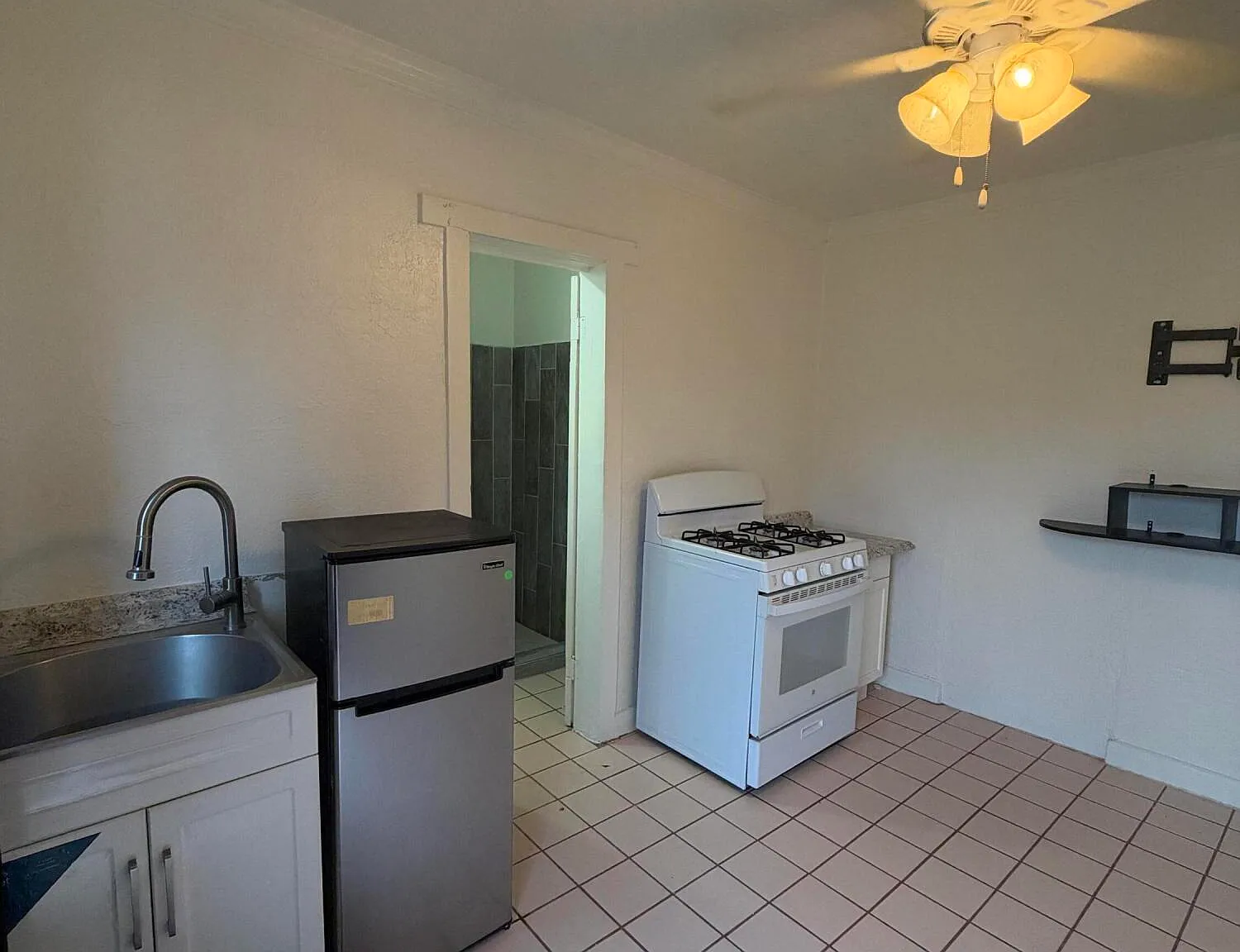 1 bed, 1.0 bath, 500 sqft, $600 — Photo 2