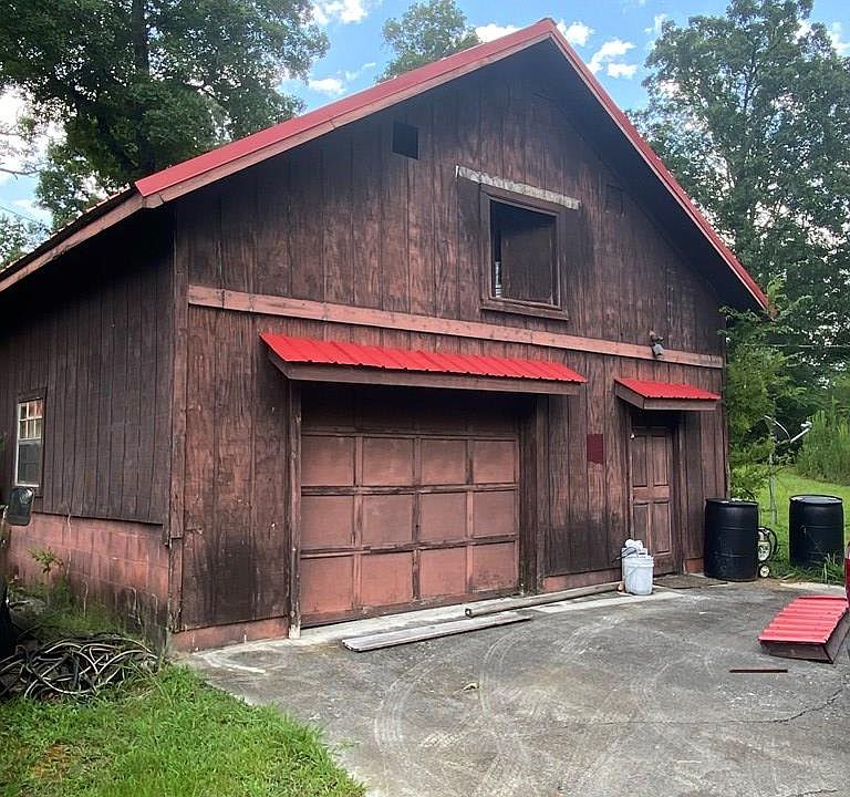 2nd image of 727 Millbrook Cir SE