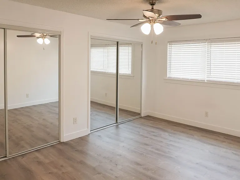 Parkway Plaza Apartments — Photo 17