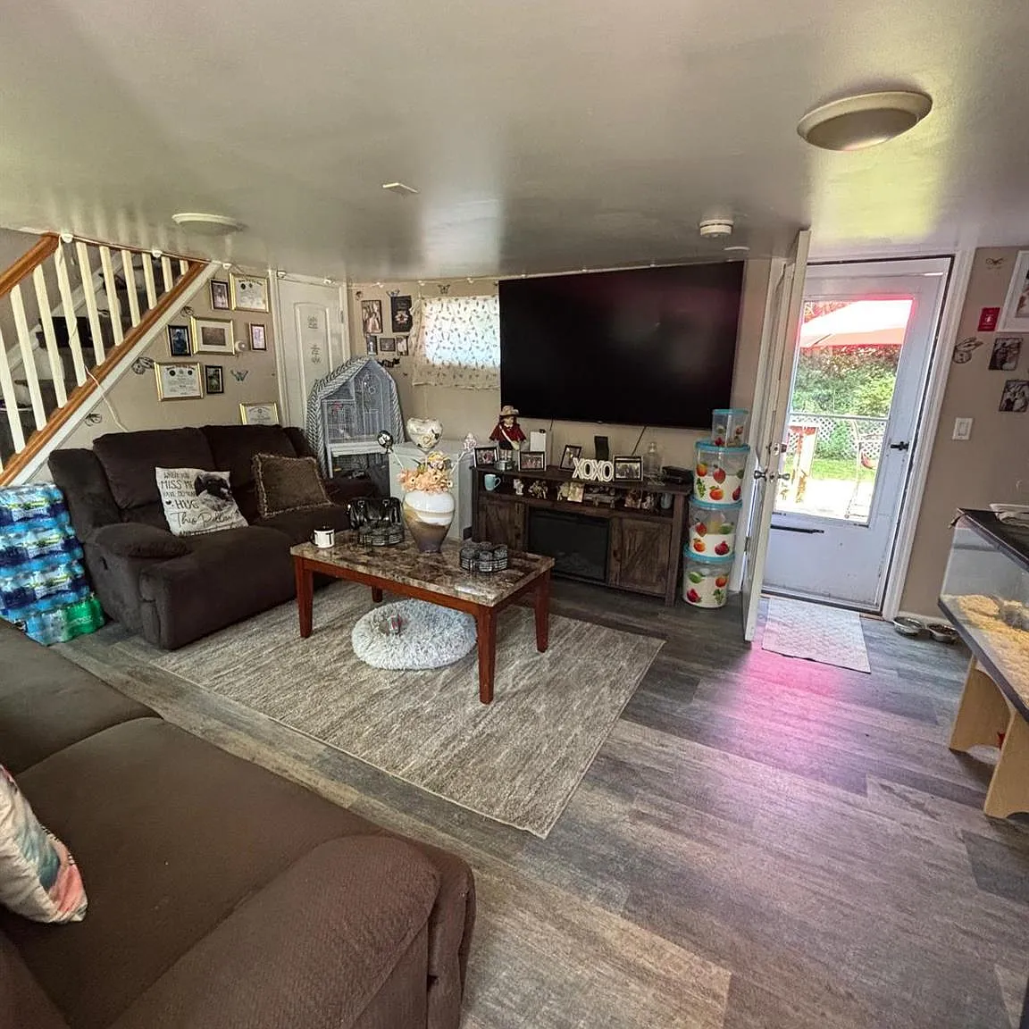 2 bed, 1.0 bath, 6098 sqft, $2,572 — Photo 2