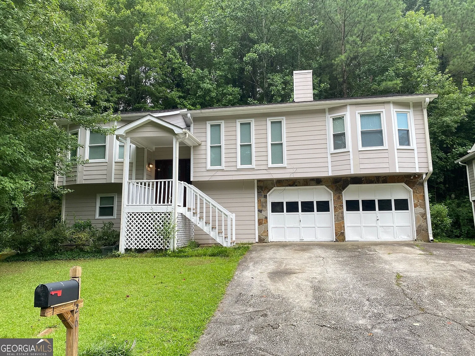 5 bed, 3.0 bath, 2096 sqft, $3,000 — Photo 2