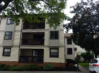 27 Green Valley Ct, Secaucus, NJ 07094