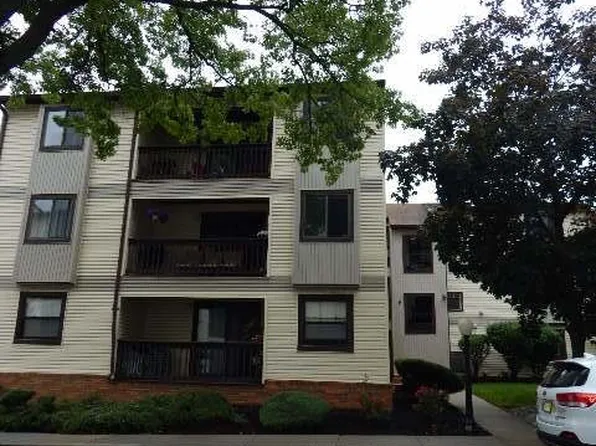 27 Green Valley Ct, Secaucus, NJ 07094