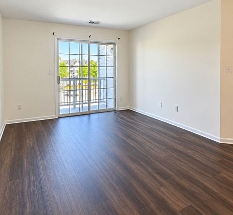 4th image of 327 Waterford Dr