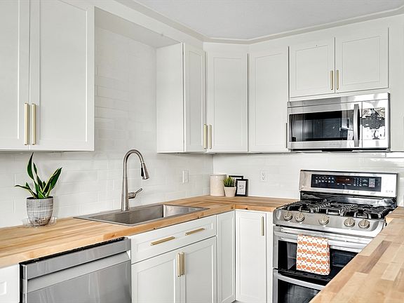 5th image of 37 Fresh Pond Pl #37