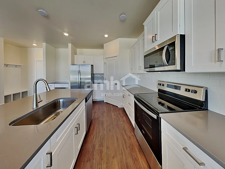 716 S Rocker Ave — Photo 4