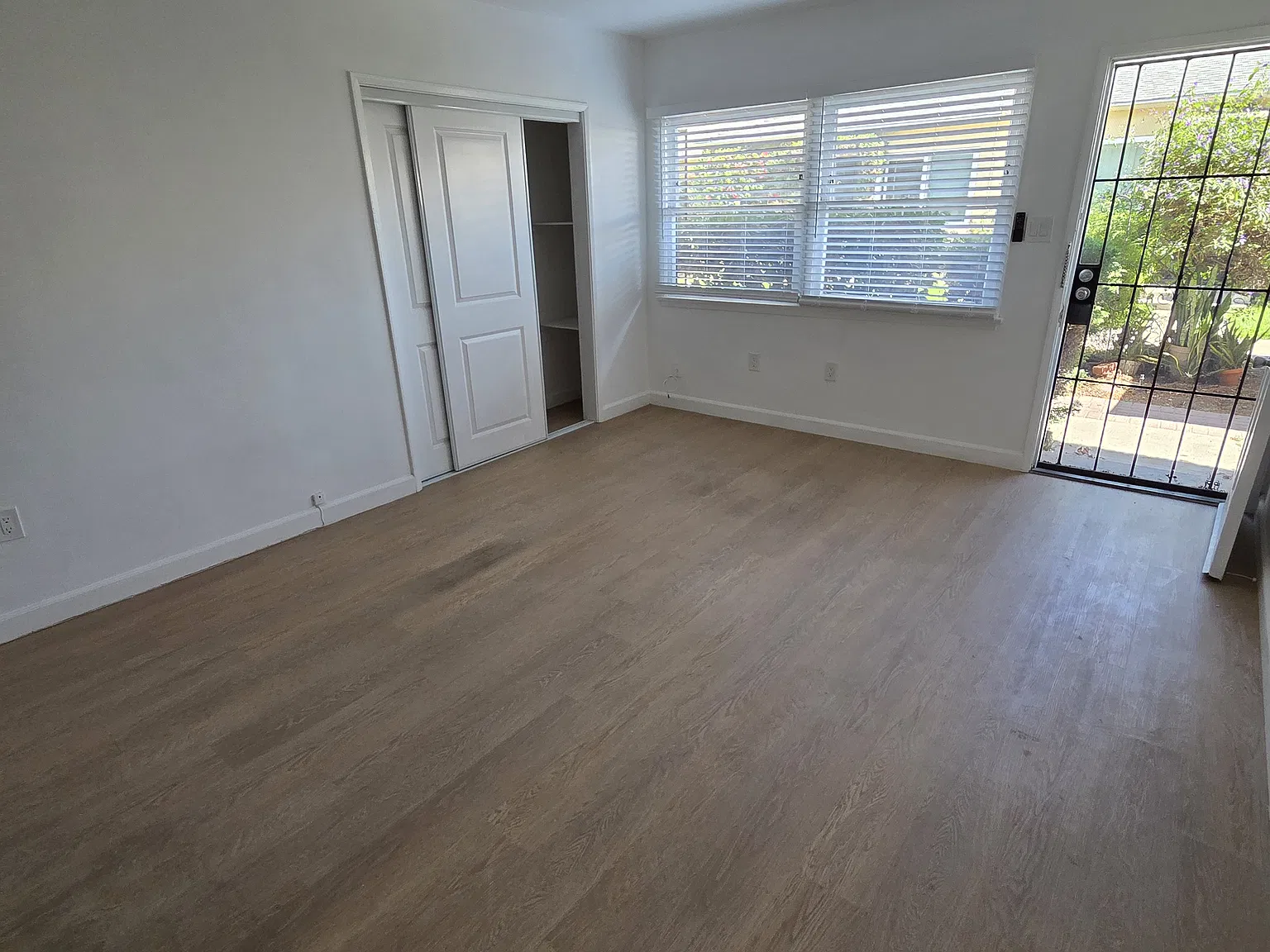 Studio, 400 sqft, $2,100 — Photo 3
