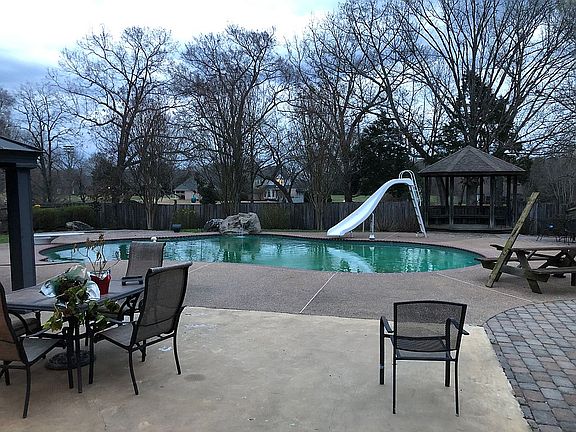 2nd image of 290 Foxwood Cir W