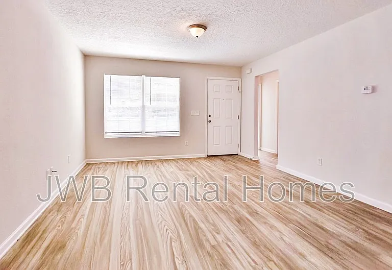 1507 W 6th St — Photo 6