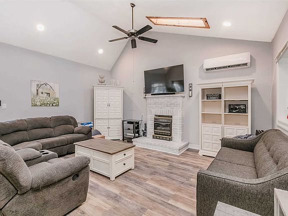 2nd image of 15 Dianne Ave