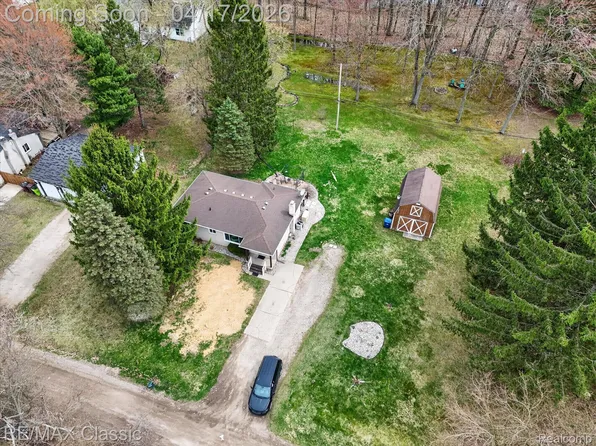 5060 Warmbriar Dr, White Lake, MI 48383