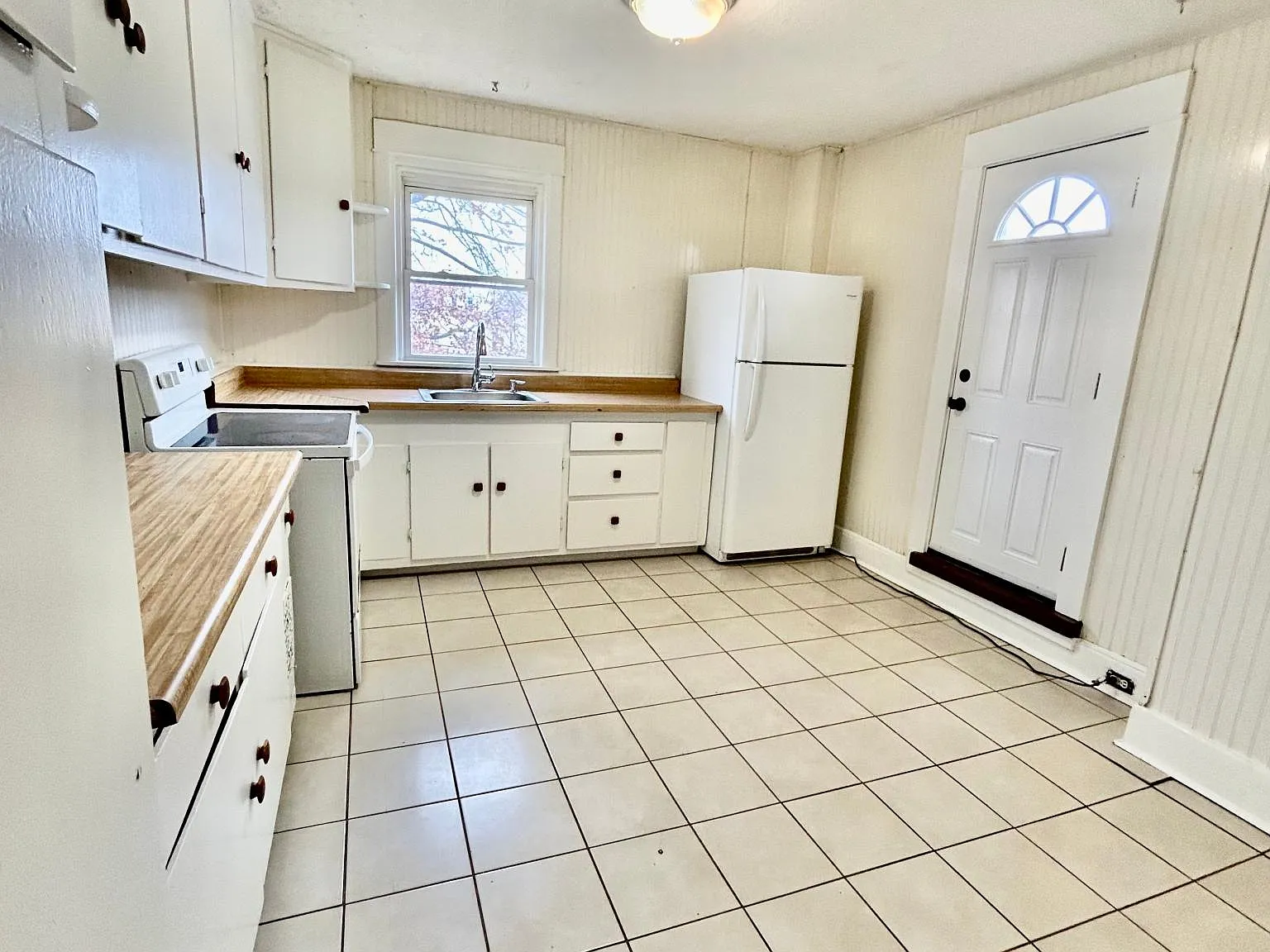 4 bed, 1924 sqft, $2,050 — Photo 2