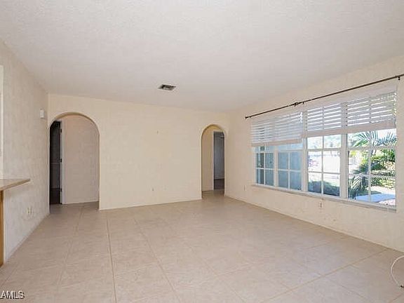 4th image of 806 SW 51st Ter