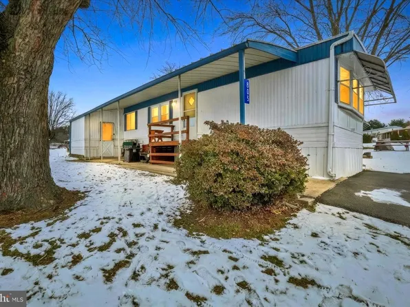 805 Lake Cir, Mount Wolf, PA 17347