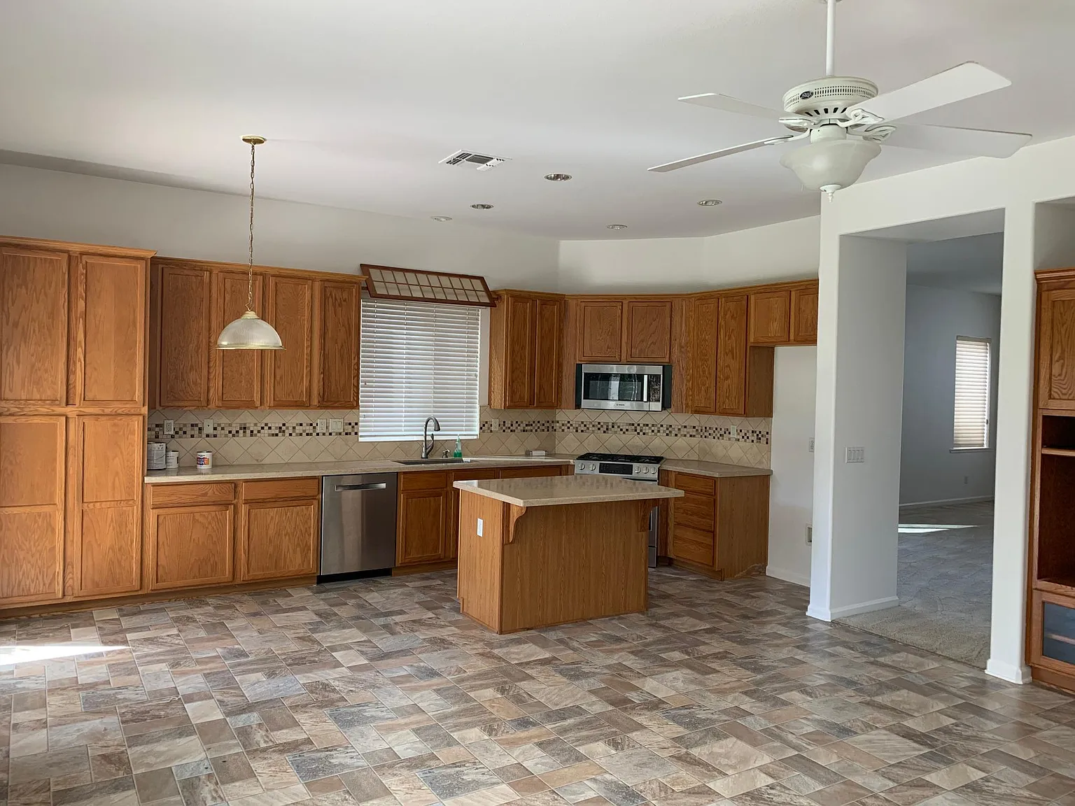 986 Fantasy Ct — Photo 2