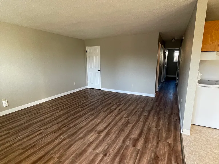 1933 Belvedere Dr — Photo 3