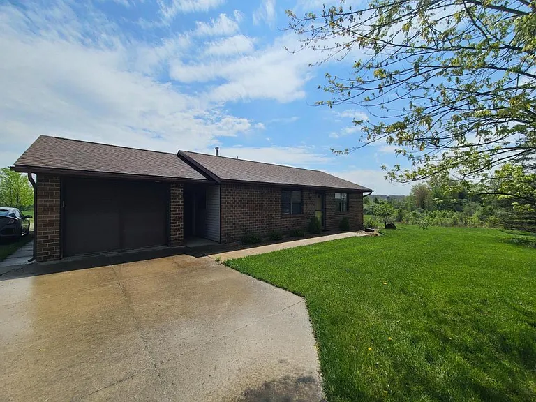 16924 Amstutz Rd — Photo 2