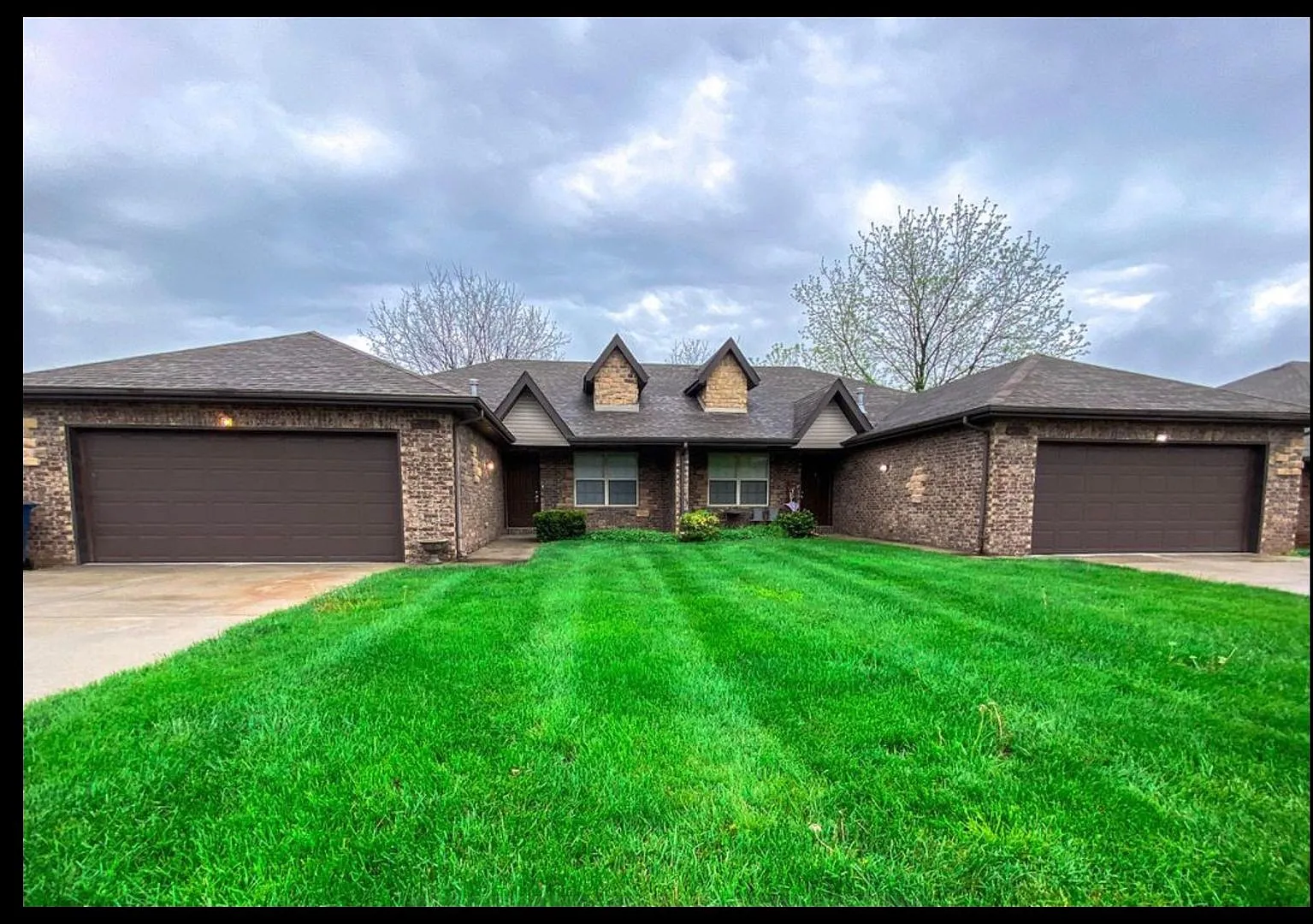 Spacious 3-Bedroom Ozark Duplex with 2-Car Garage $1,495! — Photo 1