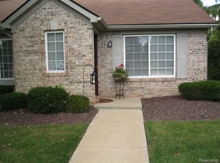 222 Countryside Ln, Highland, MI 48357