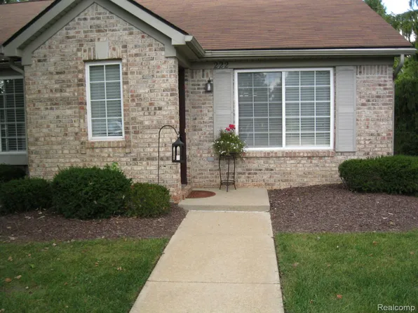 222 Countryside Ln, Highland, MI 48357