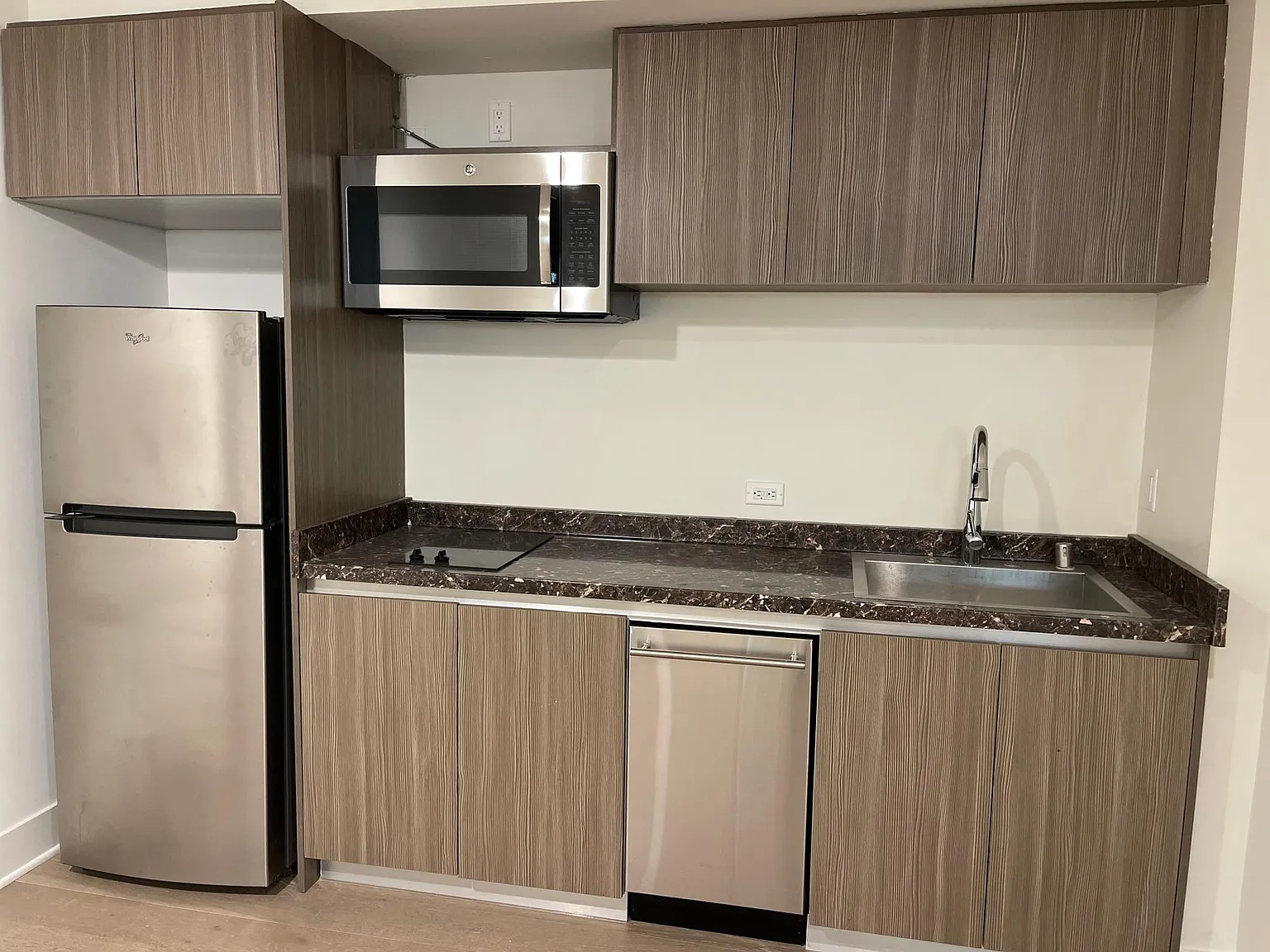Studio, 450 sqft, $2,400 — Photo 3