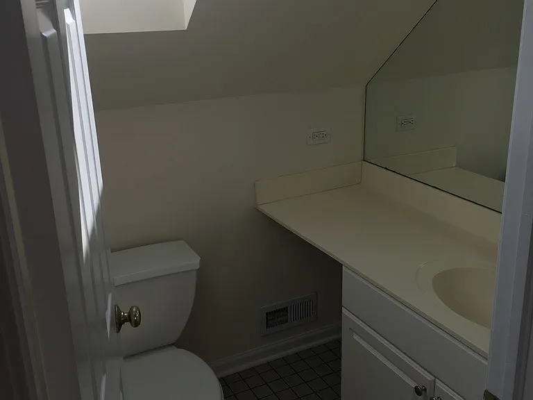 1221 W Nelson St #2F — Photo 6
