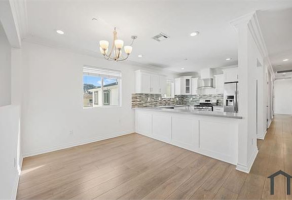 3rd image of 904 W 41st St