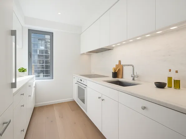 200 East 62nd Street 22D image 2 of 11